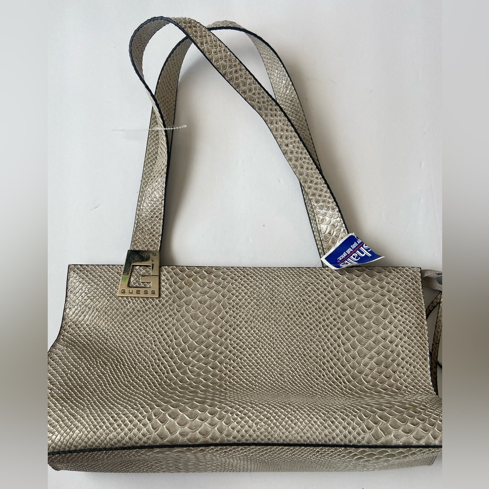 Nice Guess hand bag. Never worn in excellent condition.